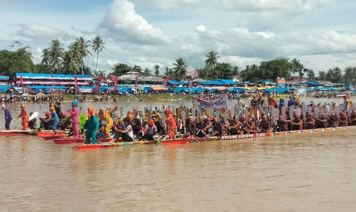Pawai jalur di arena Tepian Narosa Teluk Kuantan, kembali di tampilkan pada iven pacu jalur di Tepian Narosa 20-24 Agustus 2025.