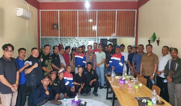 Kapolsek Mandau AKP Primadona melakukan mediasi antara PT Elnusa dan GOLA terhadap rencana aksi damai di salah satu kafe di Kota Duri, Kamis (24/7/2025).
