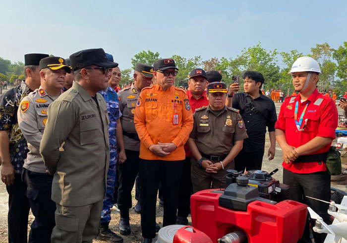 Bupati Pelalawan H Zukri meninjau peralatan pemadaman karhutla PT Riau RAPP serta para personelnya saat memimpin apel siaga karhutla di halaman kantor Bupati Pelalawan, Kamis (24/7/2035).