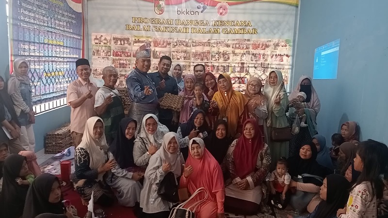 Ketua Kampung Keluarga Berkualitas (KB) Berkah Jahe Merah ESKA Maulana (tengah) didampingi, Wakil ketua keluarga berkualitas (KB) Mirshal Aceng (baju putih), foto bersama.