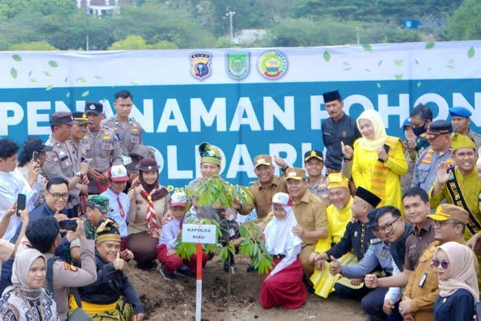 Kapolda Riau Irjen Pol Herry Heryawan SIK MH MM foto bersama dengan Bupati dan Wabup Rohul  usai menanam pohon secara simbolis di lahan kosong di belakang rumdis Bupati Rohul, Jumat (25/7/2025) siang.
