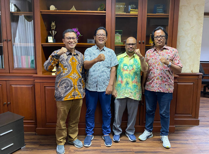 Wakil Rektor III Dr Harris Simaremare, S.T., M.T, Dirut Riau Pos Ahmad Dardiri, Warek I Prof H Raihani, M.Ed., Ph.D dan Pemimpin Redaksi Firman Agus foto bersama usai kunjungan ke UIN Suska Riau