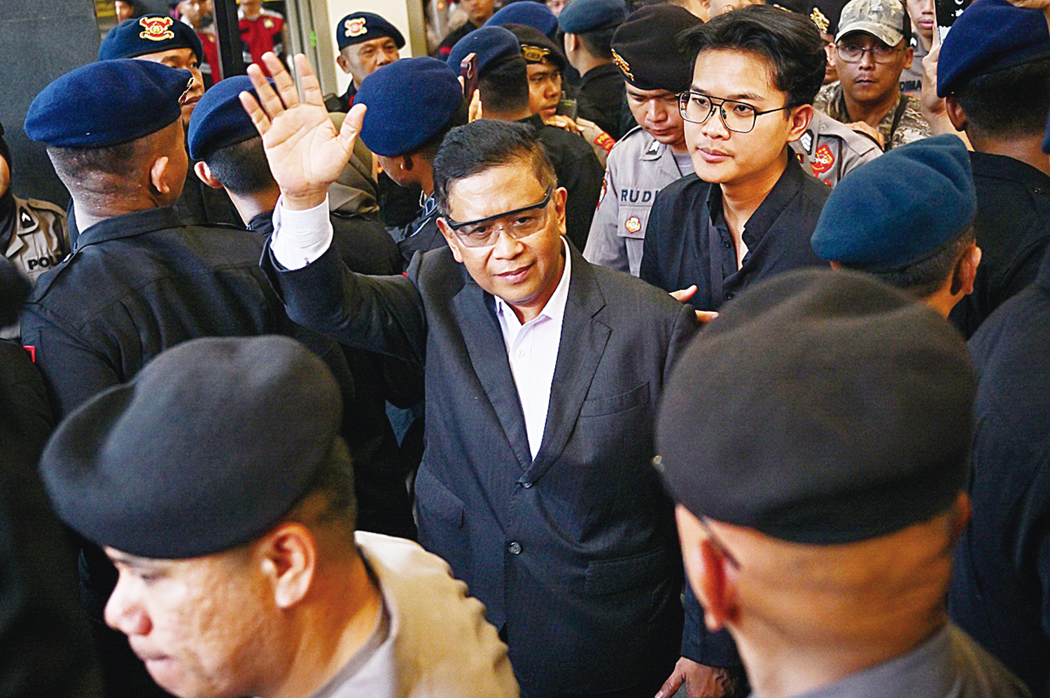 JPG LAMBAIKAN TANGAN: Sekjen DPP PDIP Hasto Kristiyanto melambaikan tangan kepada media usai menjalani sidang vonis di Pengadilan Tipikor, Jakarta, Jumat (25/7/2025).