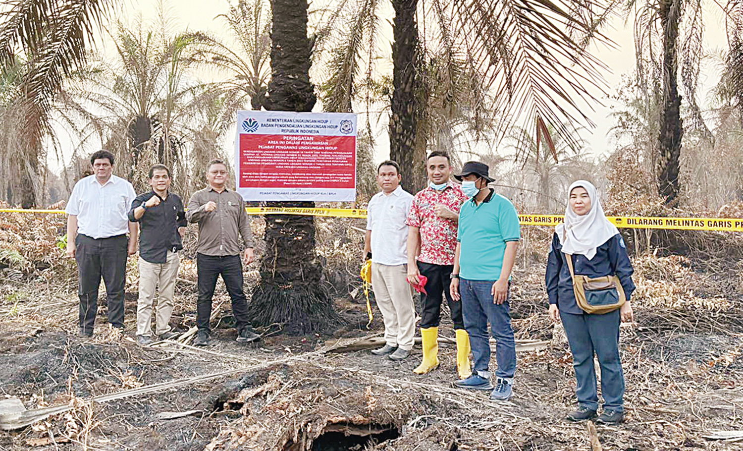 Deputi Bidang Penegakan Hukum Kementerian Lingkungan Hidup/Badan Pengendalian Lingkungan Hidup foto bersama usai menyegel salah satu lahan sawit perusahaan di Riau, Jumat (25/7/2025).