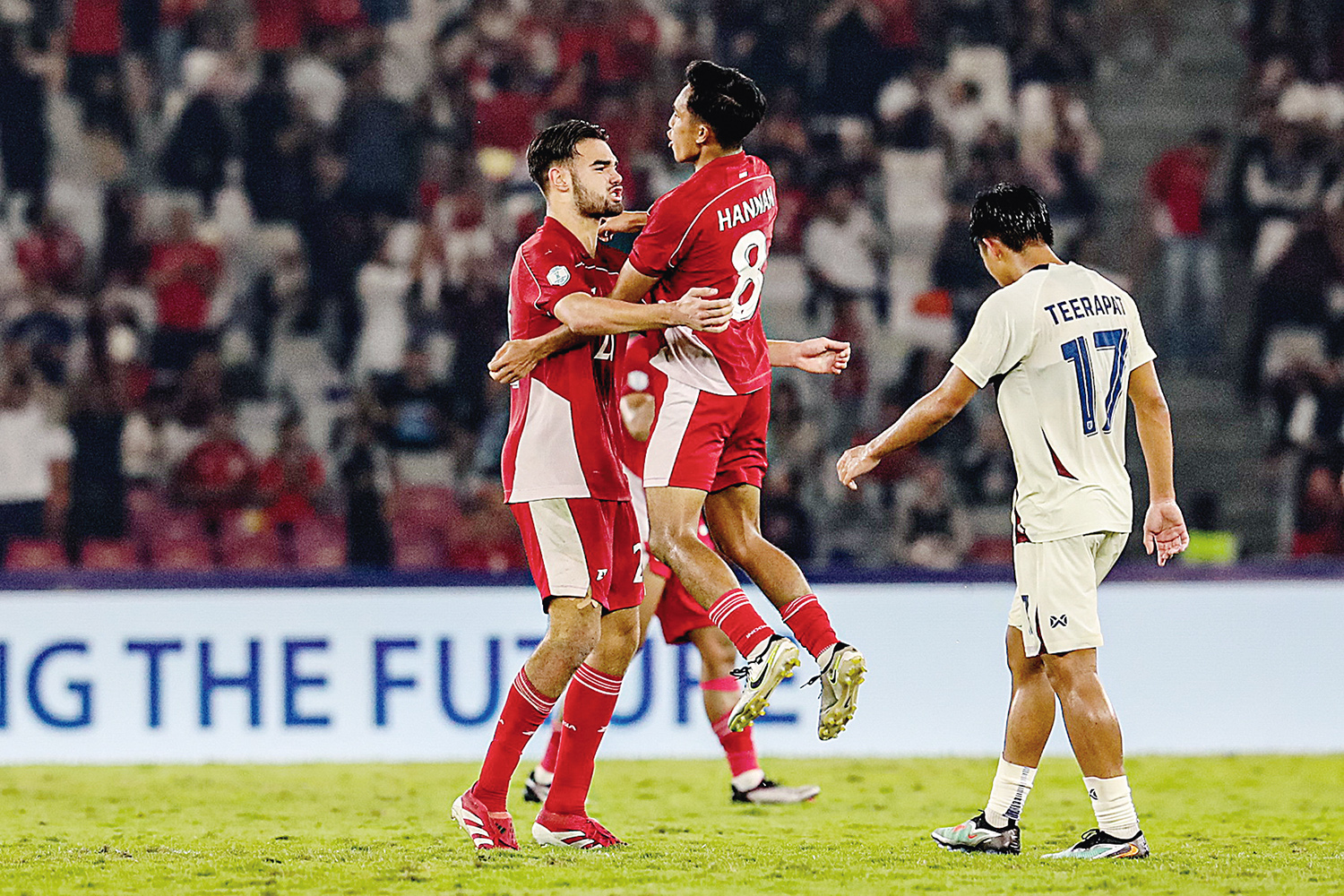 Pemain Indonesia Jens Raven (kiri) dan Rayhan Hannan merayakan gol yang dicetak ke gawang Thailand pada laga semifinal Piala ASEAN U-23 di Stadion Utama Gelora Bung Karno, Jakarta, Jumat (25/7/2025).