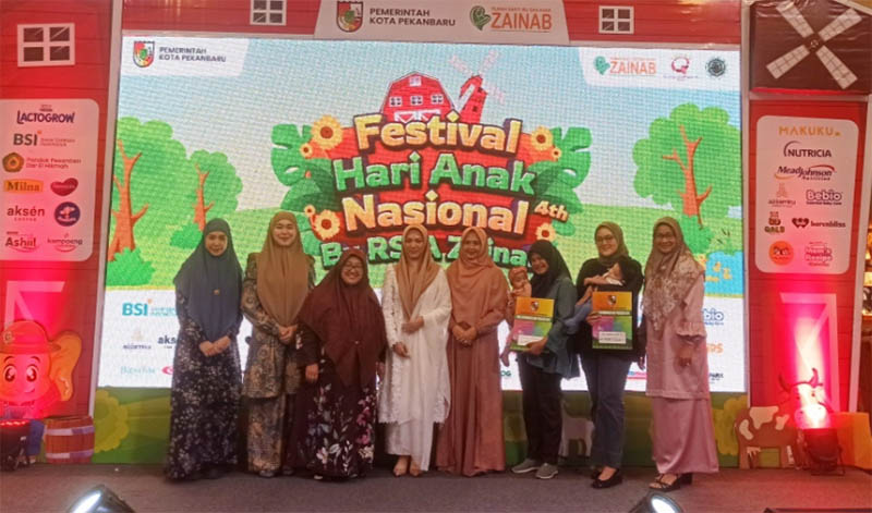 RSIA Zainab menggelar festival dalam rangkaian acara Hari Anak Nasional yang turut dihadiri&nbsp;Ketua TP PKK Pekanbaru Sulastri Agung (tengah), di Living World Pekanbaru, Sabtu (26/7/2025).