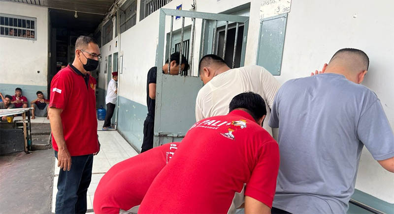 Petugas Lapas Bengkalis menggeledah tubuh WBP dalam razia rutian di kamar hunian Lapas Bengkalis, Sabtu (26/7/2025).