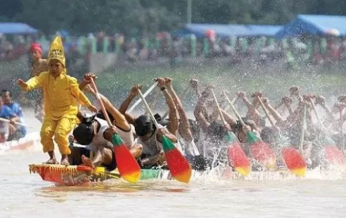 Ilustrasi pacu jalur di Sungai Kuantan