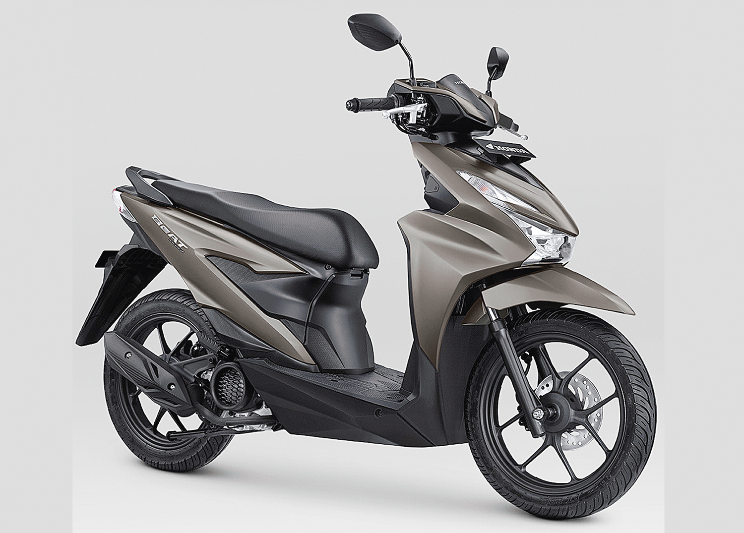 Honda BeAT tampil makin mewah dengan warna terbaru yakni Deluxe Matte Brown. Foto diambil belum lama ini.