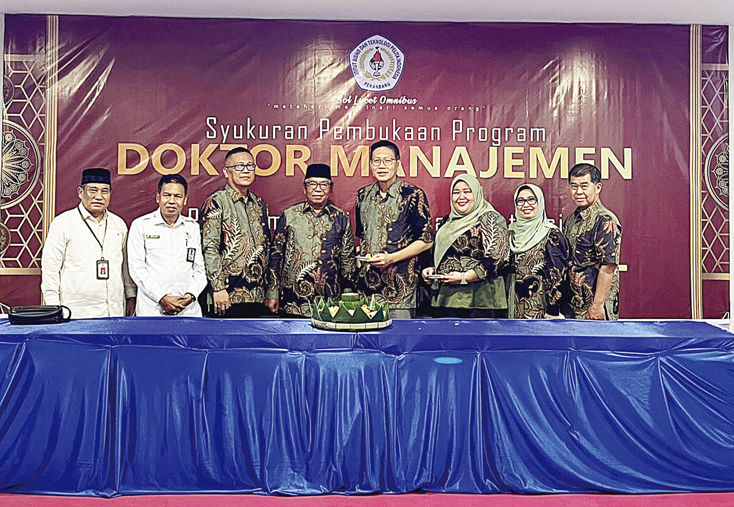 Dari kiri ke kanan, Sekretaris APTISI Riau Dr Ir Indra Hasan ST MT IPU ASEAN Eng, Dekan Fakultas Ilmu Komputer Irwan SKom MKom, Rektor IBT-Pelita Indonesia Prof Dr Amries Rusli Tanjung SE MAk Ak,  Wakil Rektor I Prof Dr Teddy Chandra SE MM, Ketua Program