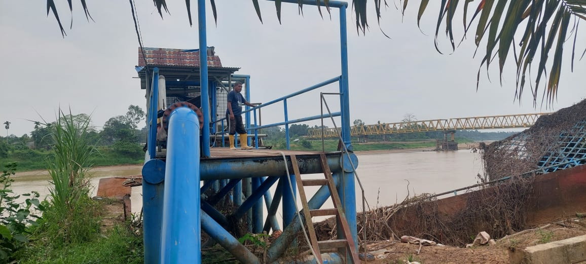 Salah seorang petugas mengecek ketersediaan air baku Perumda Tirta Indra yang bersumber dari Sungai Indragiri, Jumat (25/7/2025).