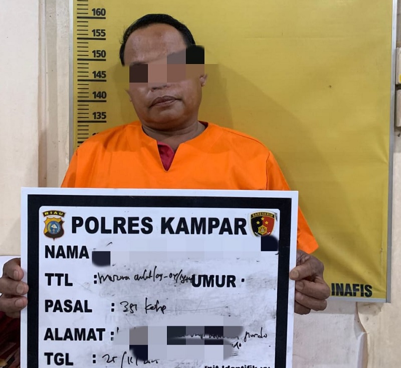 Satreskrim Polres Kampar menangkap pelaku penganiayaan terhadap tetangganya, Yudo Achmad (48), Jumat (23/7/2025).