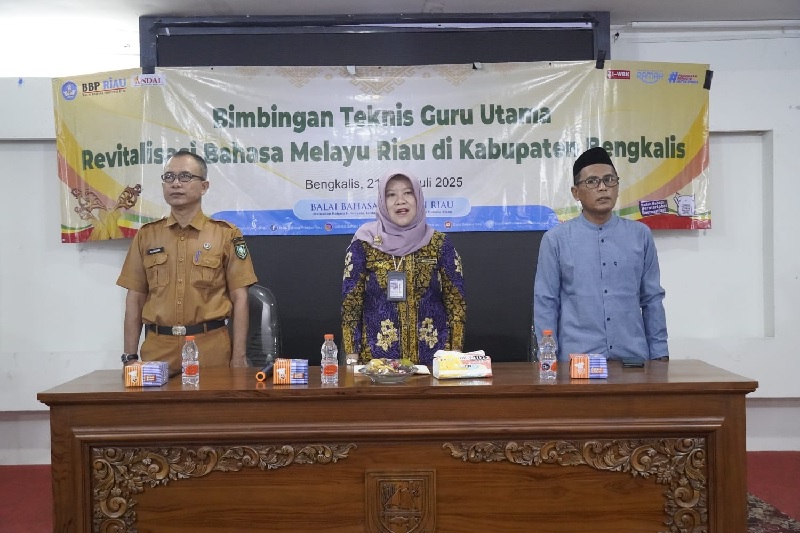 Kepala Balai Bahasa Provinsi Riau Dr Umi Kulsum (tengah) dan perwakilan dari Dinas Pendidikan Kabupaten Bengkalis Musa Ismail (kiri) saat pembukaan acara Bimbingan Teknis Guru Utama.