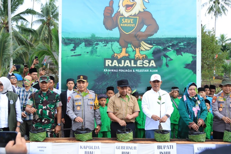 Gubri Abdul Wahid bersama Kapolda dan Danrem hingga Forkopimda Inhil tanam Pohon di Desa Belaras Barat, Kecamatan Mandah, Kabupaten Inhil, Sabtu (26/7/2025).