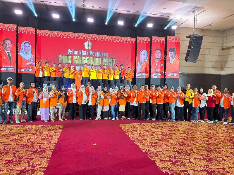 Foto bersama pengurus Kosgoro 1957 usai dilantik di Hotel Grand Central Pekanbaru, Sabtu (26/5/2025).