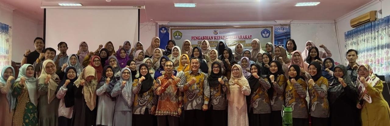 Narasumber pelatihan Dr Gimin, Prof Caska, dan Prof Henny Indrawati beserta Ketua MGMP Ekonomi Kota Pekanbaru Neneng Yuyu Rohana MPd foto bersama peserta di Aula SMAN 8 Pekanbaru (26/7/2025).