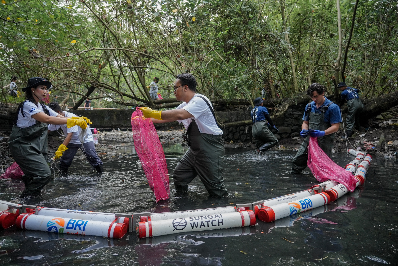 BRI menggugah kesadaran masyarakat akan pentingnya menjaga ekosistem sungai demi masa depan yang lebih hijau lewat aksi bersih-bersih sungai dan edukasi pengelolaan sampah,
