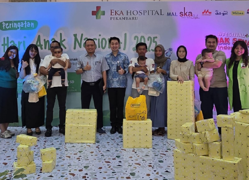 Hospital Director Eka Hospital Pekanbaru dr Chandra Wijaya MKes (tengah) foto bersama peserta lomba merangkak yang ditaja oleh Eka Hospital Pekanbaru, di Mal SKA Pekanbaru, Sabtu (26/7/2025).