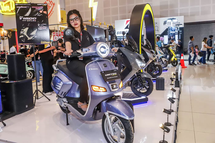 Sales United E-Motor Jatim memperlihatkan unit salah satu motor listrik dalam event otomotif terbesar di Indonesia IIMS 2025 di Surabaya,