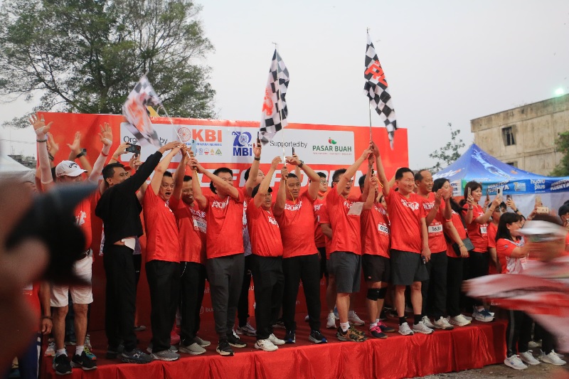 Wawako Pekanbaru H Markarius Anwar (tengah) bersama ormas Tionghoa Pekanbaru dan Riau melepaskan ribuan runner dalam event Buddhayana Run 5K 2025 di Halaman Pasar Buah Pekanbaru.