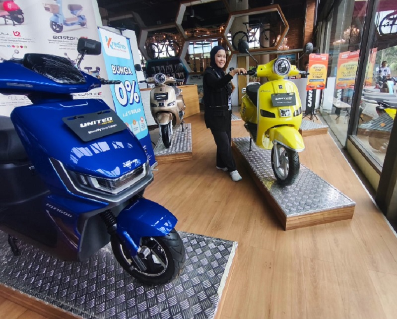 Mt 1500 (biru) dan C 2000 (kuning), dua dari beberapa model e-motor United yang kini dipasarkan.
