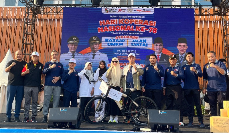 Wako Pekanbaru Agung Nugroho, Ketua TP PKK Pekanbaru Sulastri Agung, Pj Sekdako Pekanbaru Zulhelmi Arifin dan jajaran saat mengumumkan pemenang hadiah doorprize saat peringatan Harkopnas 2025.