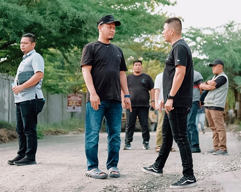 Wako Pekanbaru Agung Nugroho menerima penjelasan dari Kadis PUPR Kota Pekanbaru Edward Riansyah saat meninjau pekerjaan perbaikan jalan di Jalan Swakarya, Kecamatan Tuah Madani, Sabtu (26/7/2025).