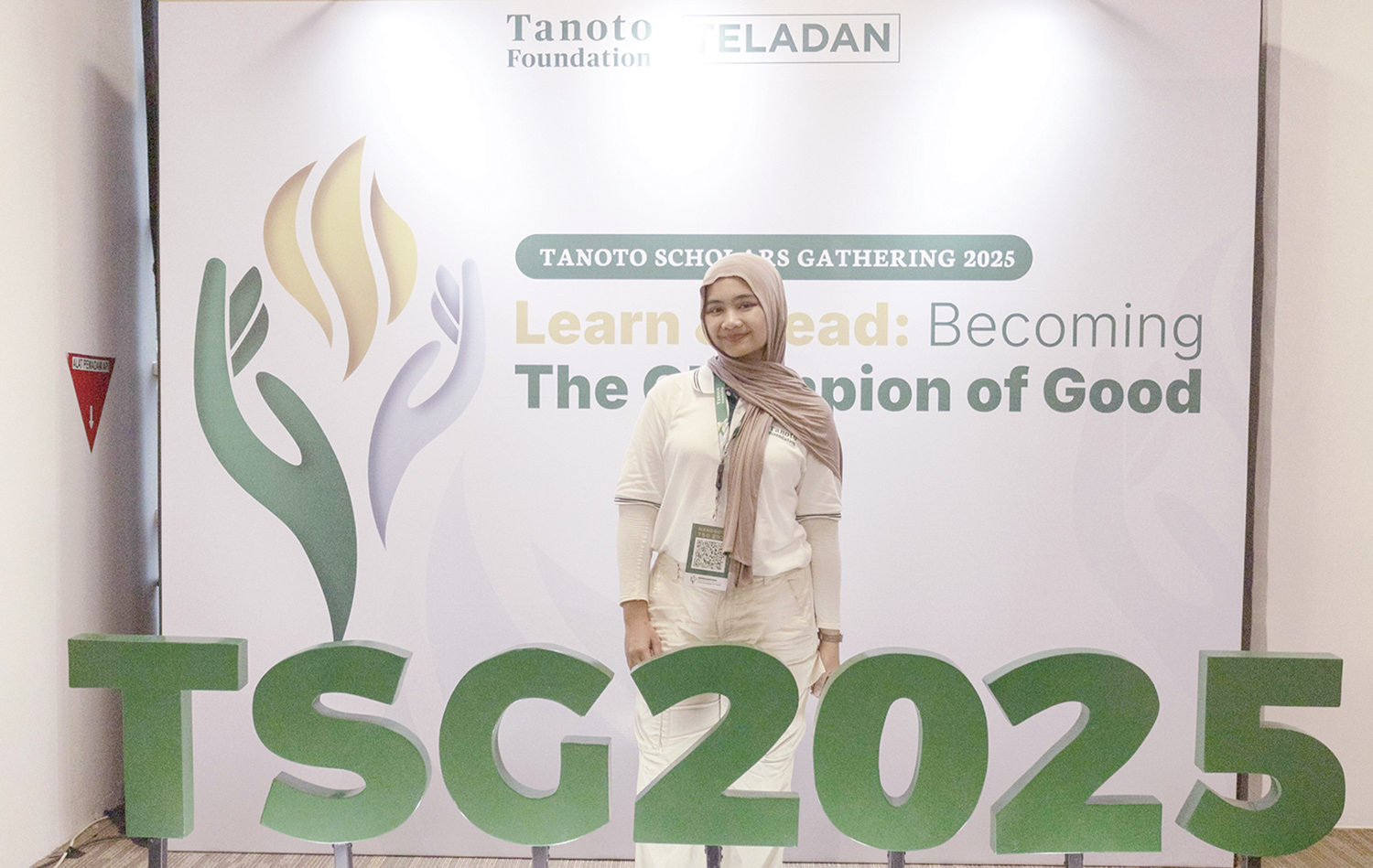 Mahasiswa Program Teladan Tanoto Foundation Chiara Aishabyna Firasty berpose di booth acara Tanoto Scholars Gathering 2025 di Kompleks PT RAPP, Pangkalankerinci, Pelalawan, Jumat (25/7/2025).