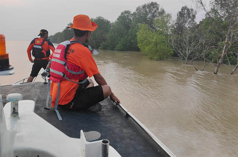 Personel SAR Unit Bagansiapiapi saat melakukan pencarian korban hilang di aliran Sungai Rokan.