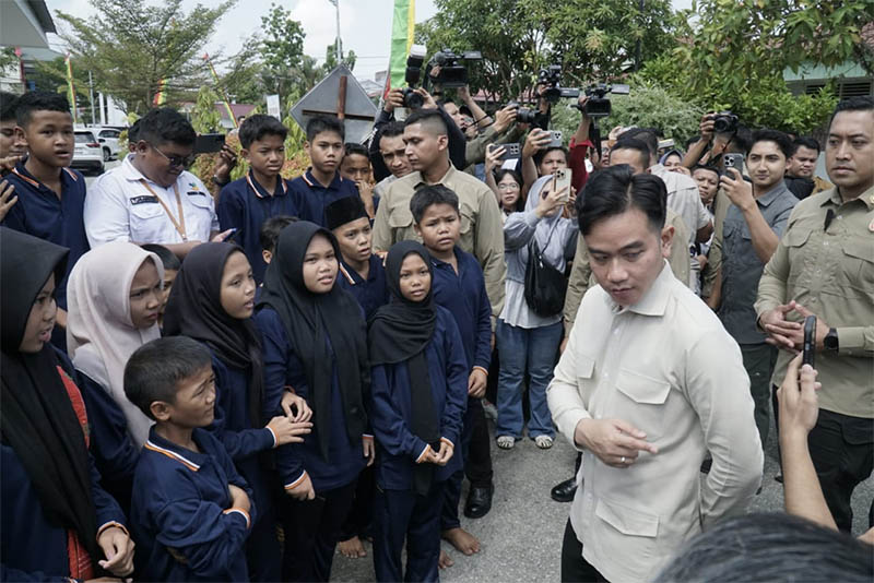 Usai meninjau Posko Penanganan Karhutla di Lanud Roesmin Nurjadin, Wapres Gibran Rakabuming Raka meninjau Sekolah Rakyat Menengah Pertama Sentra Abiseka Pekanbaru di Jalan Sekolah, Senin (28/7/2025).