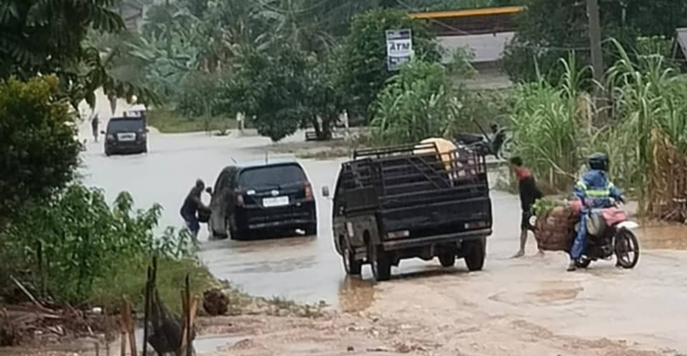 Jalan Lintas Selatan di Desa Kuala Kilan, Kecamatan Batang Cenaku, Inhu terendam luapan air Sungai Cenaku, Ahad (27/7/2025).