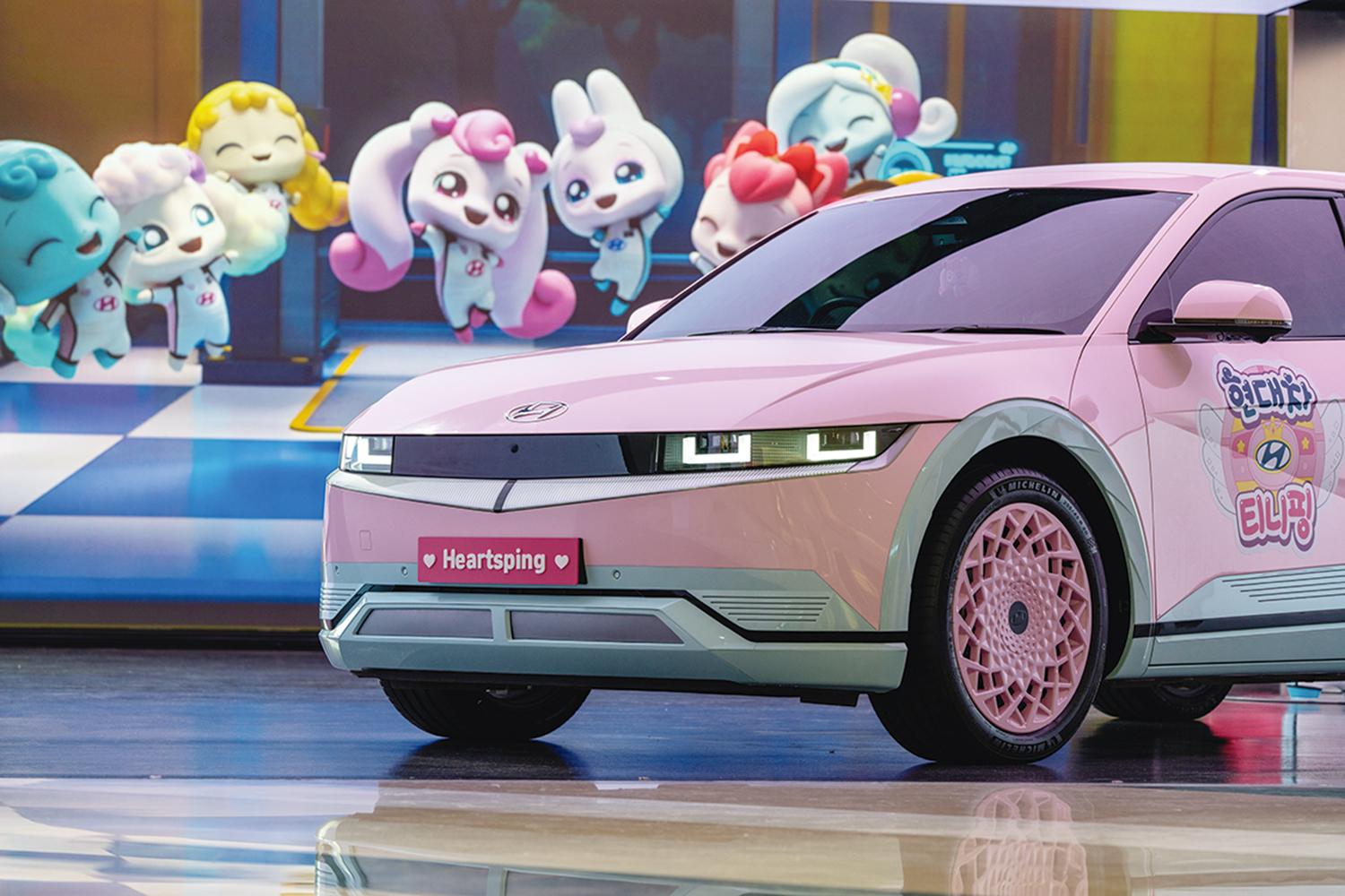 Hyundai menghadirkan dunia ajaib Teenieping dengan&nbsp;memamerkan mobil listrik unggulannya, IONIQ 5, yang tampil berbeda dengan balutan desain stiker bertema &ldquo;Teenieping&rdquo;.