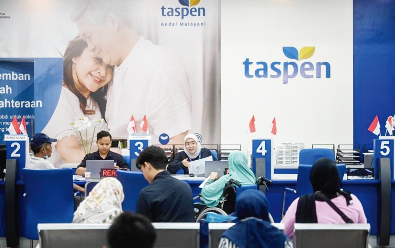Suasana PT Taspen memberikan pelayanan terbaik kepada nasabah, baru-baru ini.