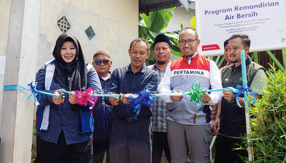 Manager Communication dan Relation PT Pertamina Drilling Services Indonesia (kiri depan), perwakilan PT Pertamina Hulu Rokan (kanan depan) dan Pimpinan Cabang Dompet Dhuafa Riau (tengah depan).
