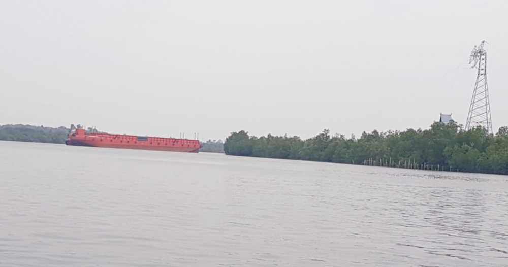 Satu unit ponton milik mitra PT SRL melintang di tengah sungai setelah tersangkut kabel listrik PLN di Sungai Titi Akar, Desa Titi Akar, Kecamatan Rupat Utara, Kabupaten Bengkalis, baru-baru ini.