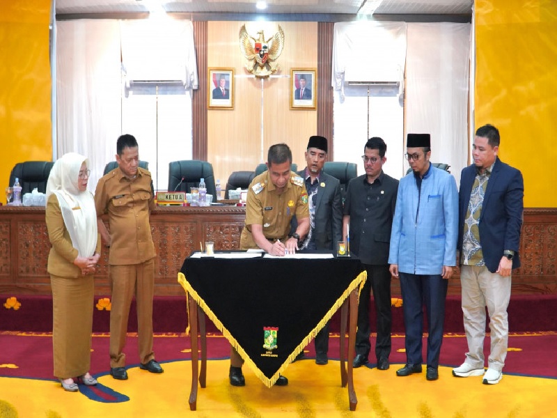Bupati Kampar Ahmad Yuzar tandatangani perubahan KUA PPAS APBD 2025 disaksikan Ketua DPRD Kampar Ahmad Taridi, Wakil Ketua Iib Nursaleh, Zulpan Azmi, Sunardi,  Sekda Hambali, dan Sekwan Ramlah.