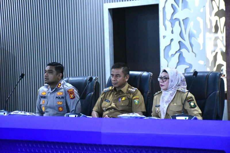 Bupati Kampar H Ahmad Yuzar, Wakil Bupati Misharti dan Kapolres Kampar AKBP Boby Putra Ramadhan Nugroho mengikuti rapat koordinasi penanganan karhutla secara virtual.