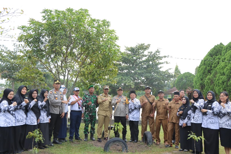 Green Policing dengan Aksi Penanaman Pohon di SMP Negeri 6 Tanah Putih