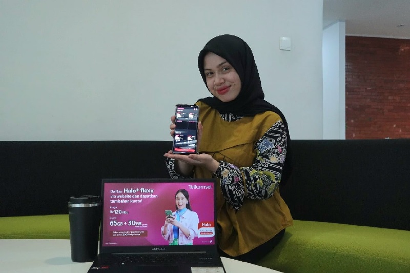 Salah satu customer service Telkomsel memperlihatkan promo kartu Halo yang lebih fleksibel dan menguntungkan pelanggan, Senin (28/7/2025).