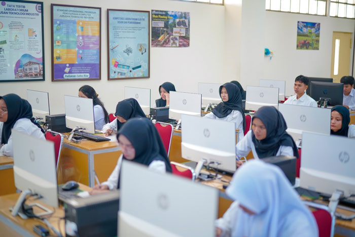 Proses pelaksaaan ujian masuk Politeknik Caltex Riau. Politeknik Caltex Riau resmi menutup proses penerimaan mahasiswa baru tahun 2025 pada hari Senin, 28 Juli 2025.