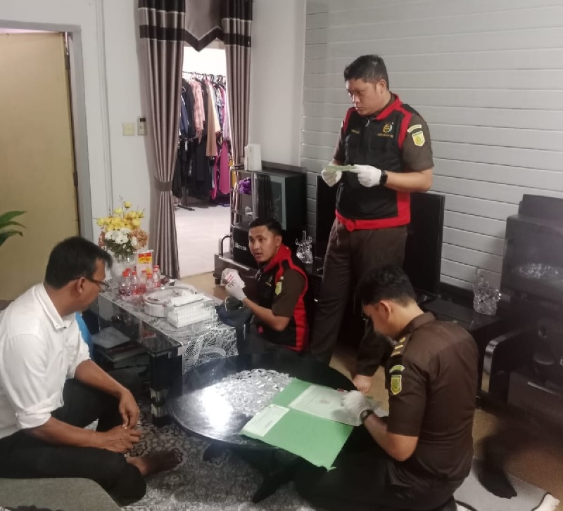 Tim Pidsus Kejari Inhu saat melakukan penggeledahan di satu lokasi dari enam lokasi penggeledahan dan ikut disaksikan pegawai BPR Indra Arta, Senin (28/7/2025)