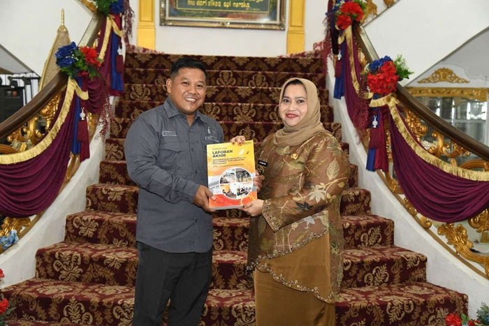 Ketua Bawaslu Bengkalis Usman menyerahkan laporan akhir kepada Bupati Kasmarni ke Bupati Bengkalis Kasmarni di Wisma Daerah Bengkalis, Senin (28/7/2025).