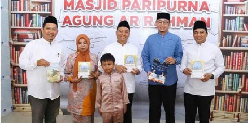 Wawako Pekanbaru Markarius Anwar (tengah) didampingi Pj Sekda Kota Pekanbaru Zulhelmi (kanan), dan Kadis Perpustakaan Kota Pekanbaru Erna Juita (dua kiri) memperlihatkan buku.