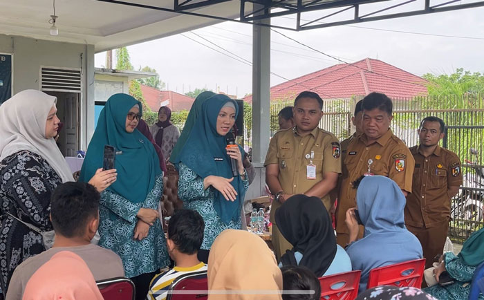 Ketua TP PKK Kota Pekanbaru, Sulastri Agung ikut mensosialisasikan pendataan anak putus sekolah saat melakukan kunjungan di  Posyandu Kasih Ibu.