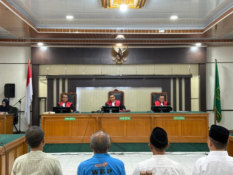Para terdakwa perkara korupsi proyek rehab gedung PKP Dumai menghadapi sidang dakwaan di PN Pekanbaru pada Senin (28/7/2025).