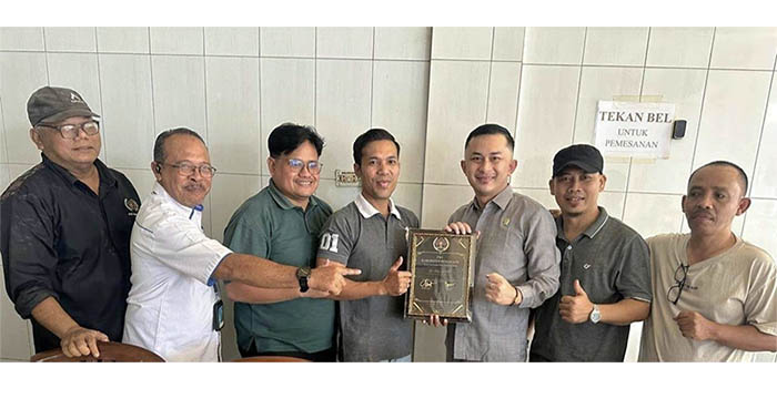 Hakim PN Bengkalis Ulwan Maluf sekaligus Humas PN menerima penghargaan yang diserahkan ketua PWI Bengkalis Adi Putra, Selasa (29/7/2025).