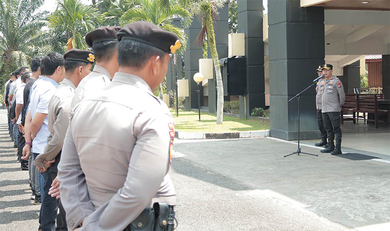 Kapolres Kuansing AKBP Raden Ricky Pratidiningrat SIK MH memimpin apel Satgas Penertiban PETI, Selasa (29/7/2025) di Mapolres Kuansing.