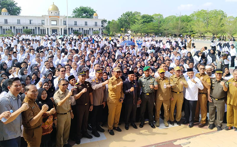 Ribuan PPPK Rohil tahap I formasi 2024, foto bersama Wabup Jhony Charles dan forkopimda di Lapangan Purna MTQ Batu Enam, Bagansiapiapi, Selasa (29/7/2025).