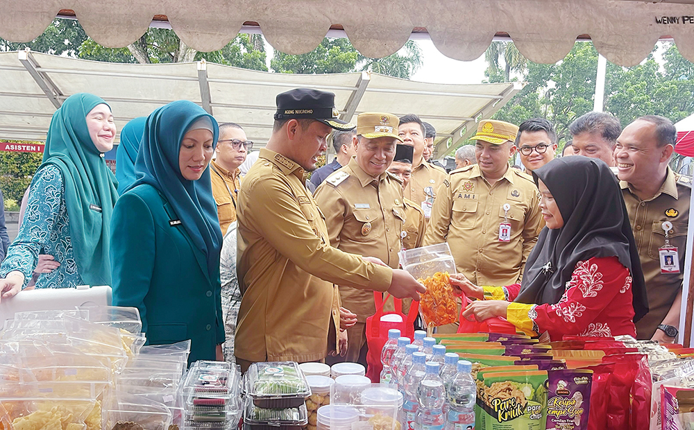 Wali Kota Pekanbaru Agung Nugroho didampingi Ketua TP PKK Pekanbaru Sulastri Agung dan Wawako Markarius Anwar dan sejumlah kepala OPD meninjau stan UMKM dalam iven peringatan ke-78 Harkopta di MPP.