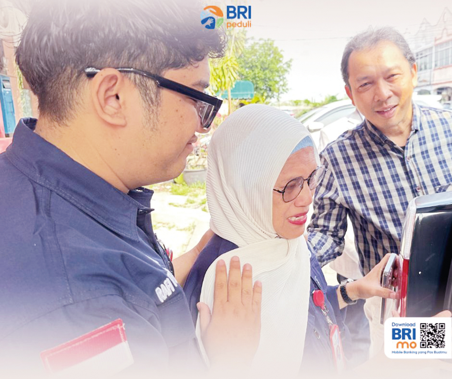 Tangis haru saat penyerahan ambulans dari PT Bank Rakyat Indonesia (Persero) Tbk kepada Yayasan Profesional Afisi Sabri, Kamis (24/7/2025).
